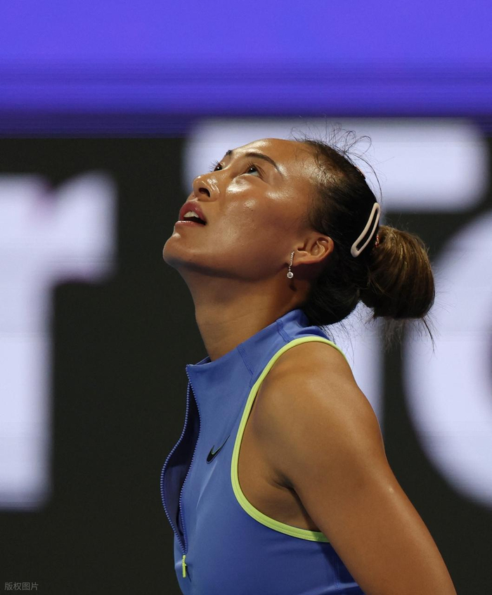 郑钦文，为何沦为平庸？|破发|温网|发球|关键|中网_新浪体育_新浪新闻